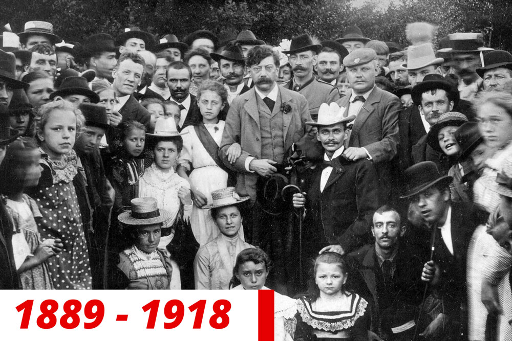 Victor Adler mit ZiegelarbeiterInnen bei einem Fest zu seinen Ehren am Laaer Berg in Wien (1903) VGA - Verein für Geschichte der ArbeiterInnenbewegung