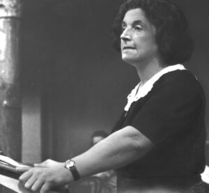 Rosa Jochmann bei einer Rede im Nationalrat 1946 (Dr.-Karl-Renner-Institut)